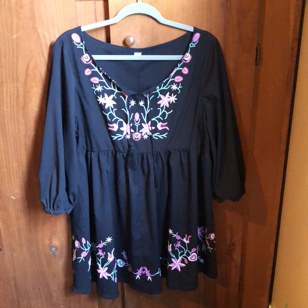 Black tunic with flower details